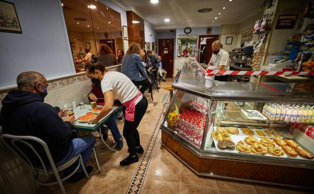 ¿Cómo tengo que sentarme en un bar en Andalucía con las nuevas restricciones? ¿Cuándo puedo quitarme la mascarilla?