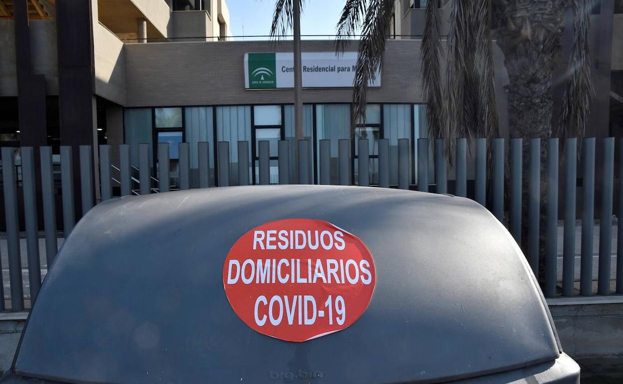 Contenedor de residuos Covid instalado frente a la residencia El Zapillo, ya desmedicalizada.
