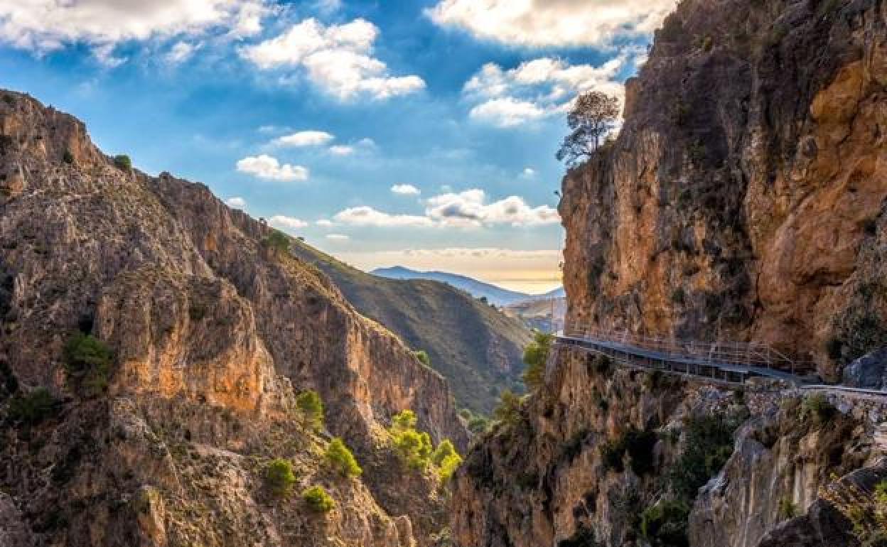 Abre el otro Caminito del Rey, uno de los mayores puentes colgantes del país