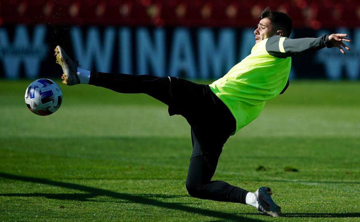 Un futbolista del Recreativo se esfuerza por alcanzar un balón durante un entrenamiento. 
