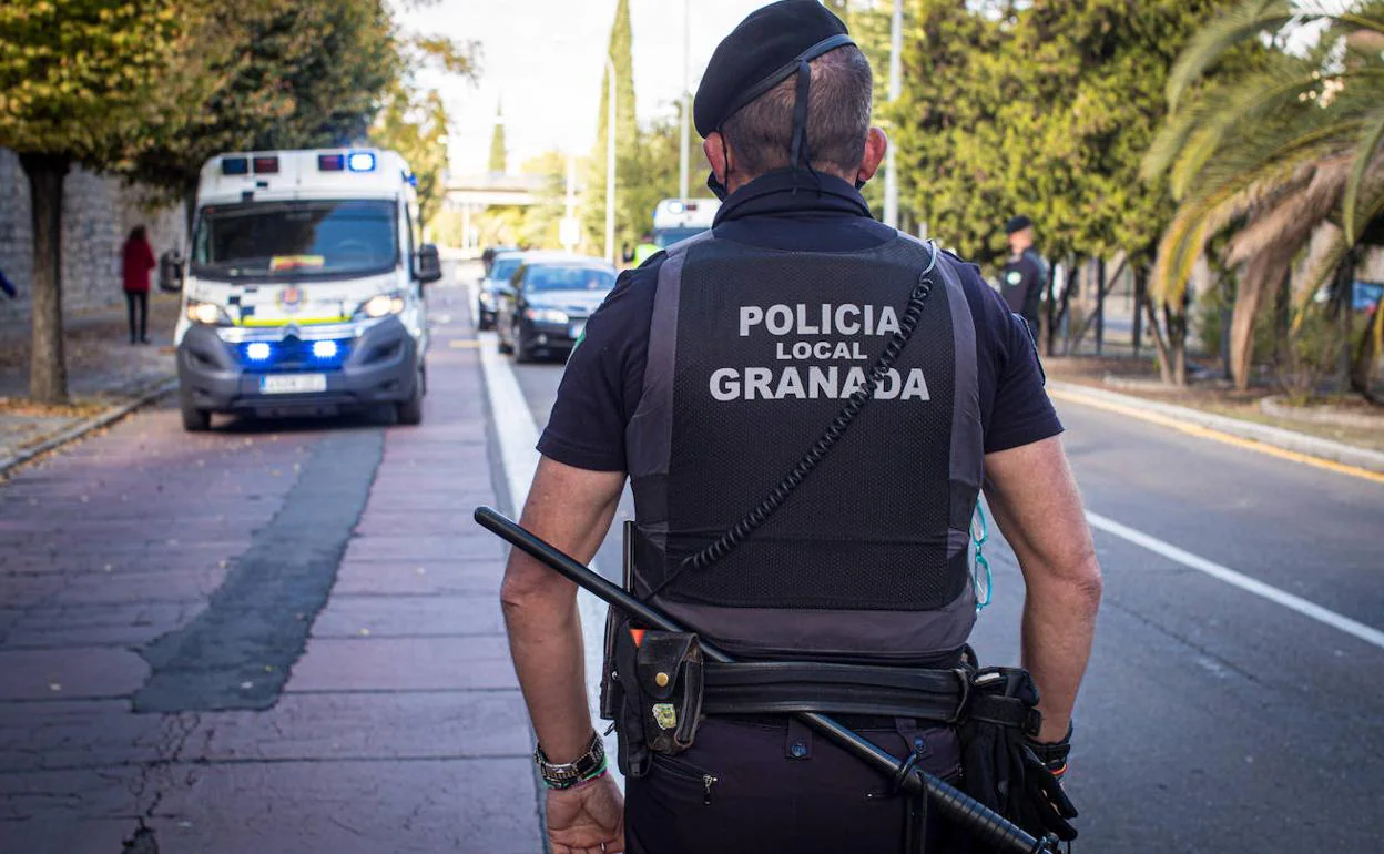 Uno de los controles de tráfico que la Policía Local de Granada realizó ayer en la avenida de Andalucía. 