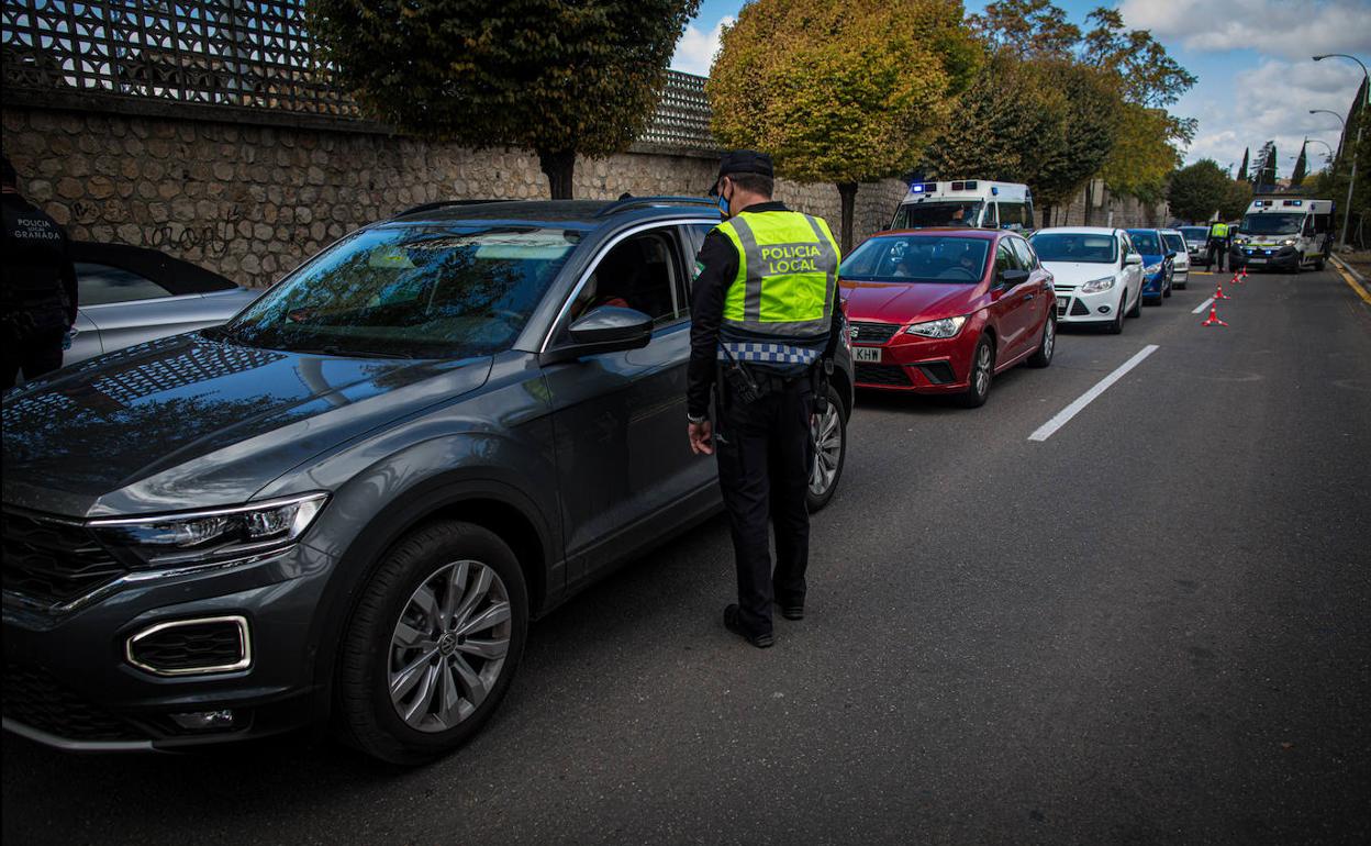 Uno de los controles de vehículos que la Policía Local montó ayer en las entradas de Granada. 