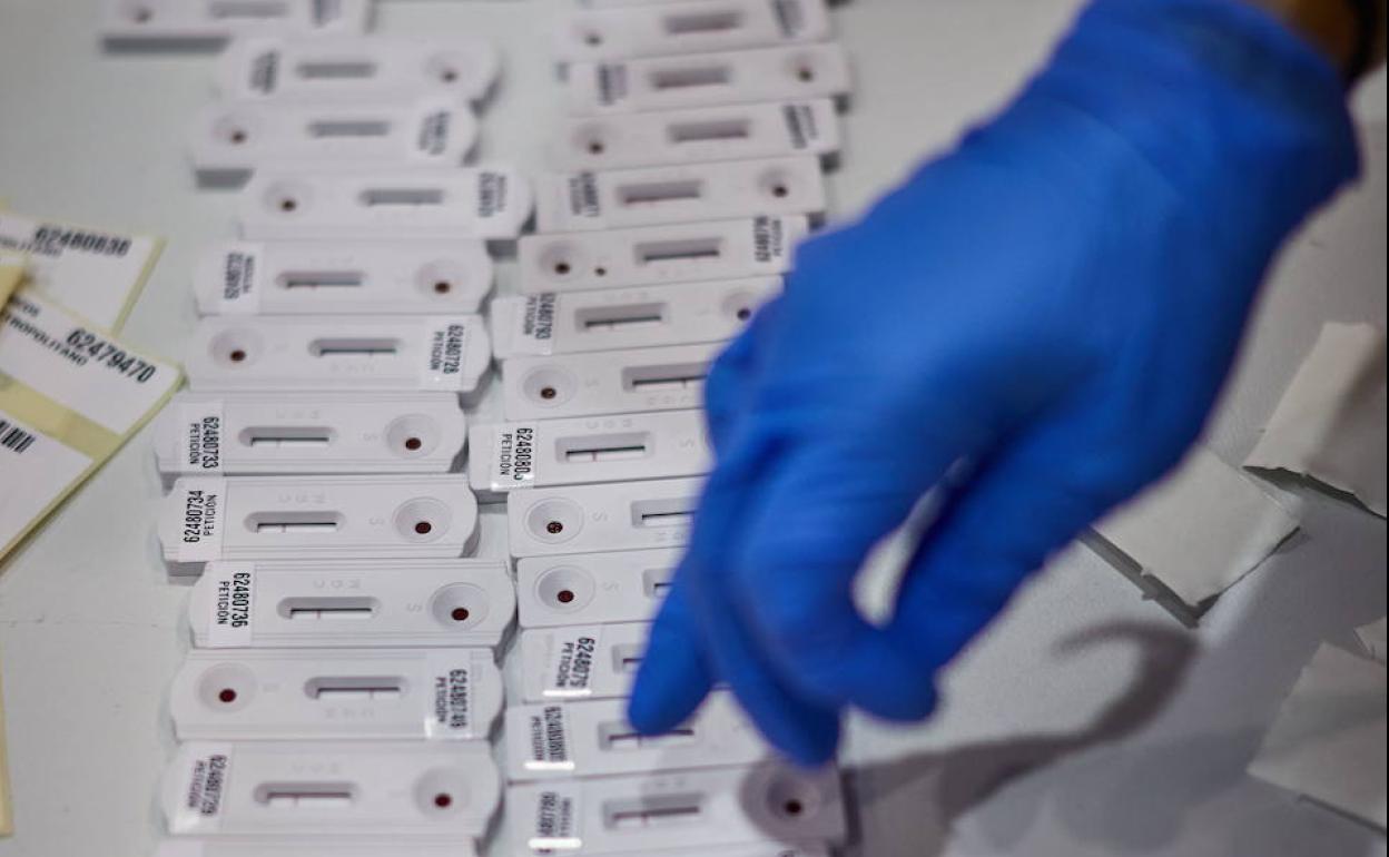 Test para detección de Covid-19 dispuestos en una mesa durante un cribado masivo. 