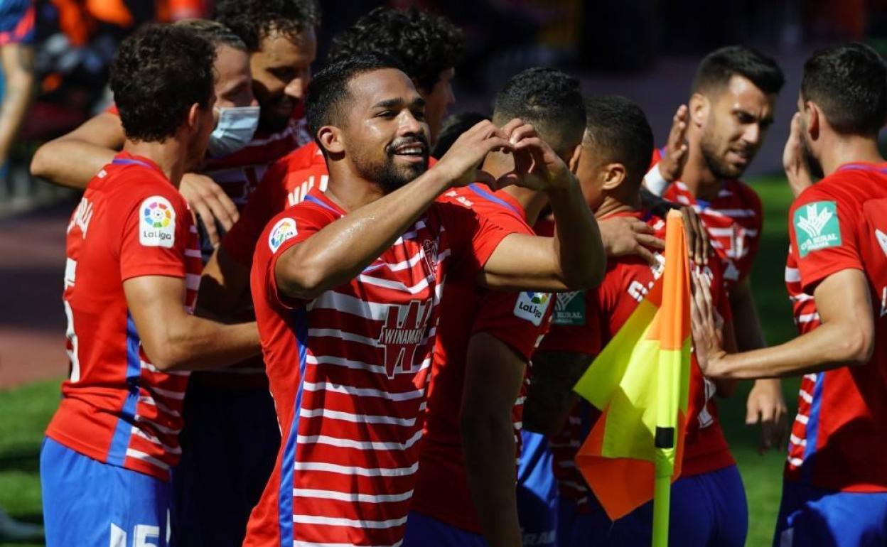 Yangel Herrera, máximo goleador del Granada, celebra el tanto conseguido ante el Sevilla que le dio la victoria a su equipo. 