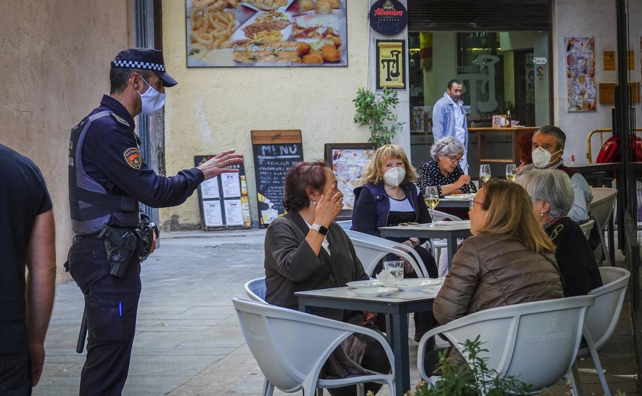 La Policía Local informa a los usuarios y camareros de los bares y restaurantes de la obligación de usar la mascarilla en todo momento menos cuando de bebe o comer.