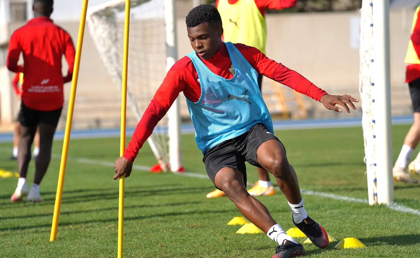 José Gomes repite convocatoria para el partido de mañana, con jornada de activación en el Estadio de los Juegos Mediterráneos en la matinal