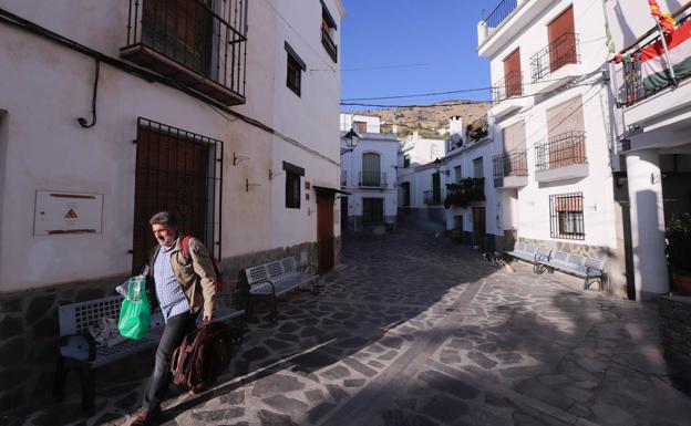 Imagen principal - El pueblo de Granada que tiene carta blanca para saltarse las fronteras