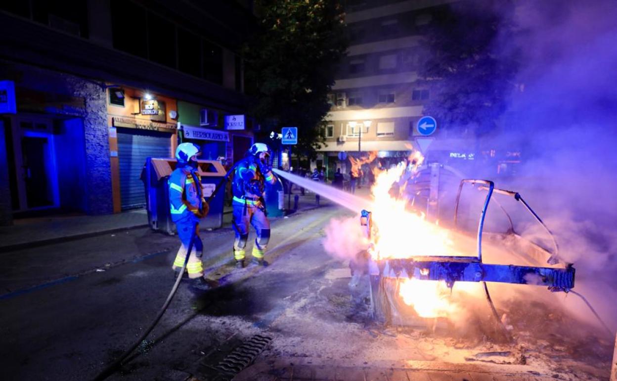 Contenedor ardiendo. 