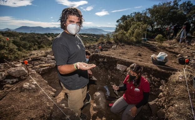 Localización de la Cova Colomera en la Península Ibérica y en la parte