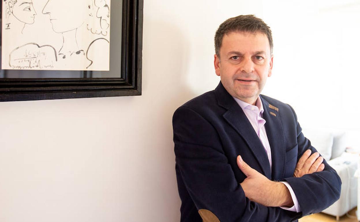 El economista, en su vivienda del Paseo de la Bomba, se acaba de reincorporar a la UGR tras ocho años en instituciones y universidades internacionales. 