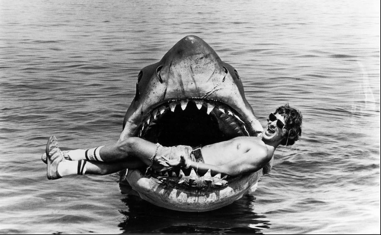 Spielberg, a punto de probar el poder masticatorio de su 'tiburón' en 1975. 
