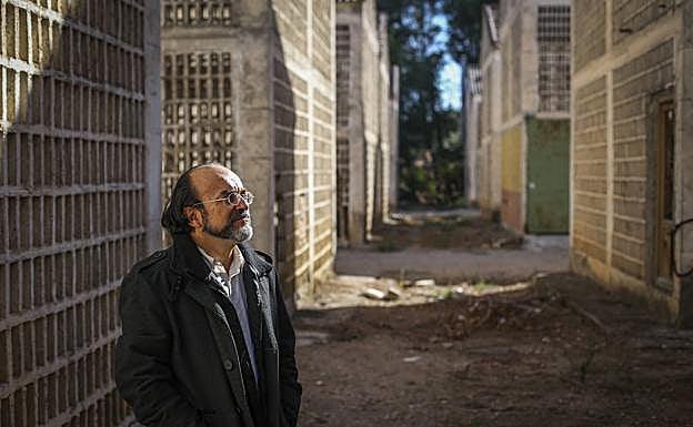 Juan G. Nofuentes, profesor de la Escuela de Arquitectura en el conjunto de secaderos de Peñuelas