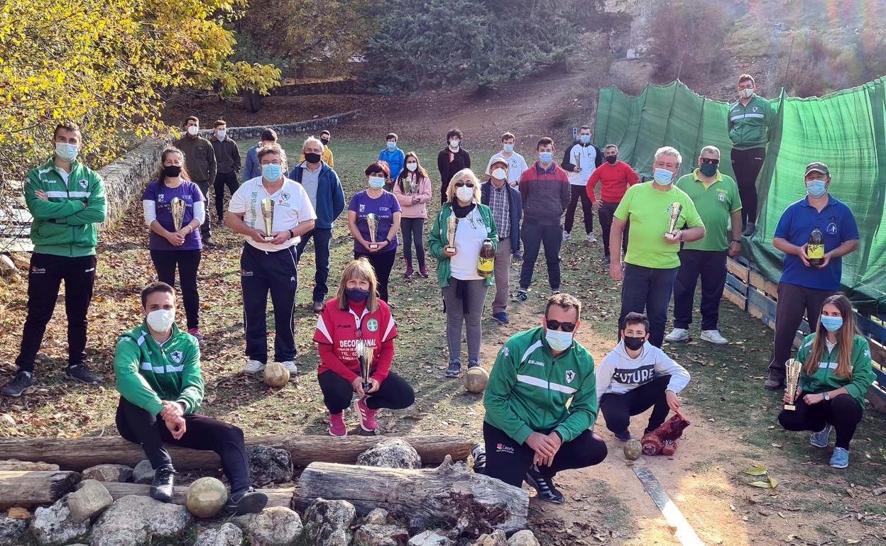 Los premiados de las categorías absolutas, junto a los organizadores del torneo. 