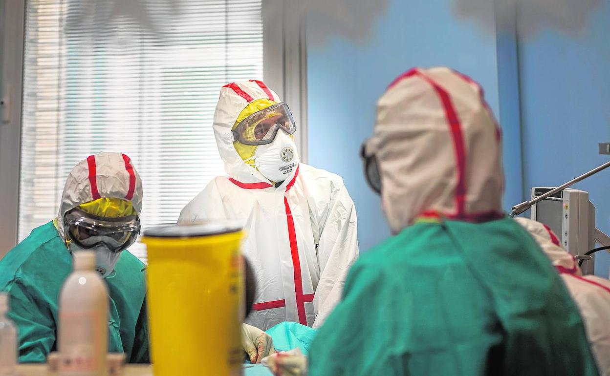 En el interior de la Unidad de Cuidados Intensivos del hospital Virgen de las Nieves.