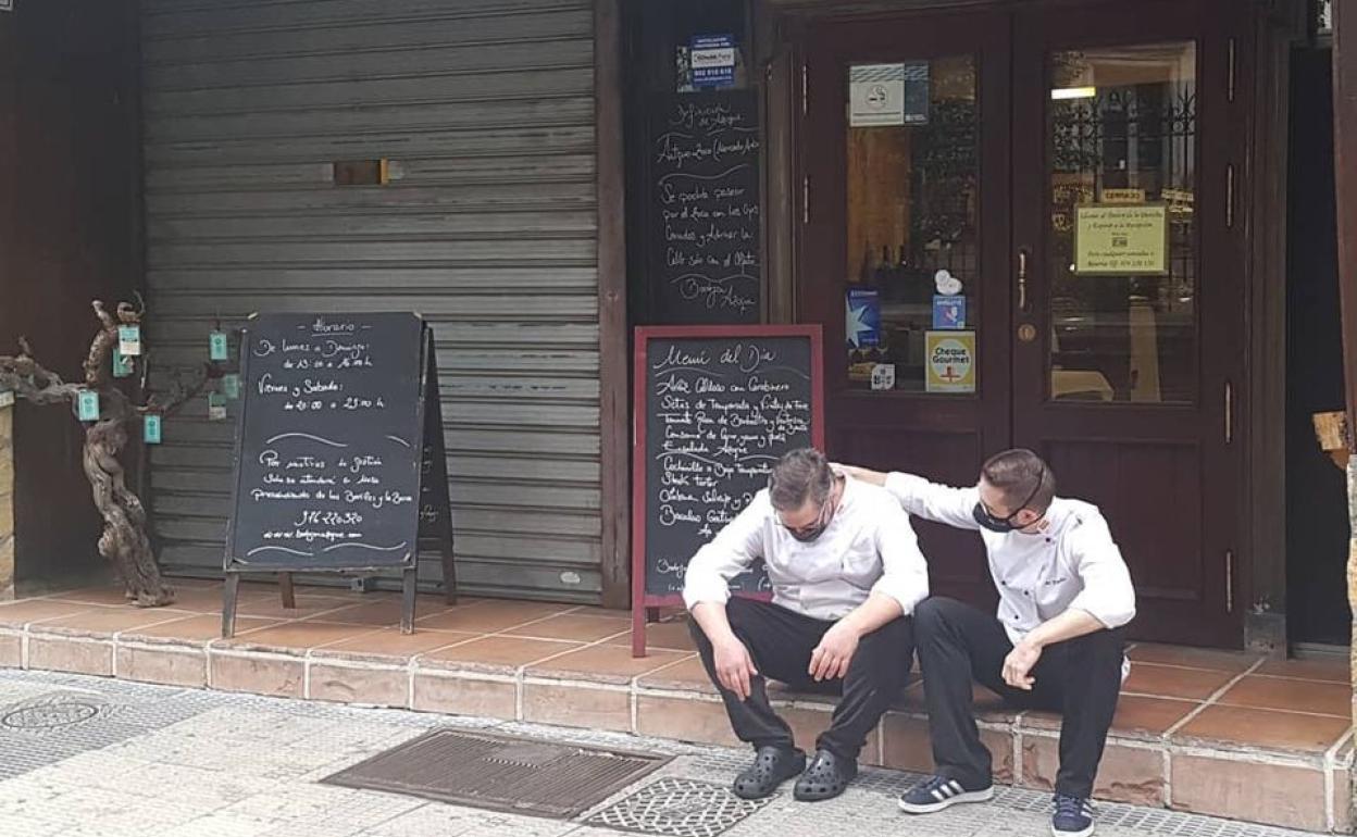 Iván Trasobares y José Fontanella a las puertas de su restaurante'