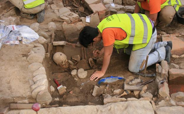 Imagen principal - Trabajos de excavación del mausoleo y enterramientos.