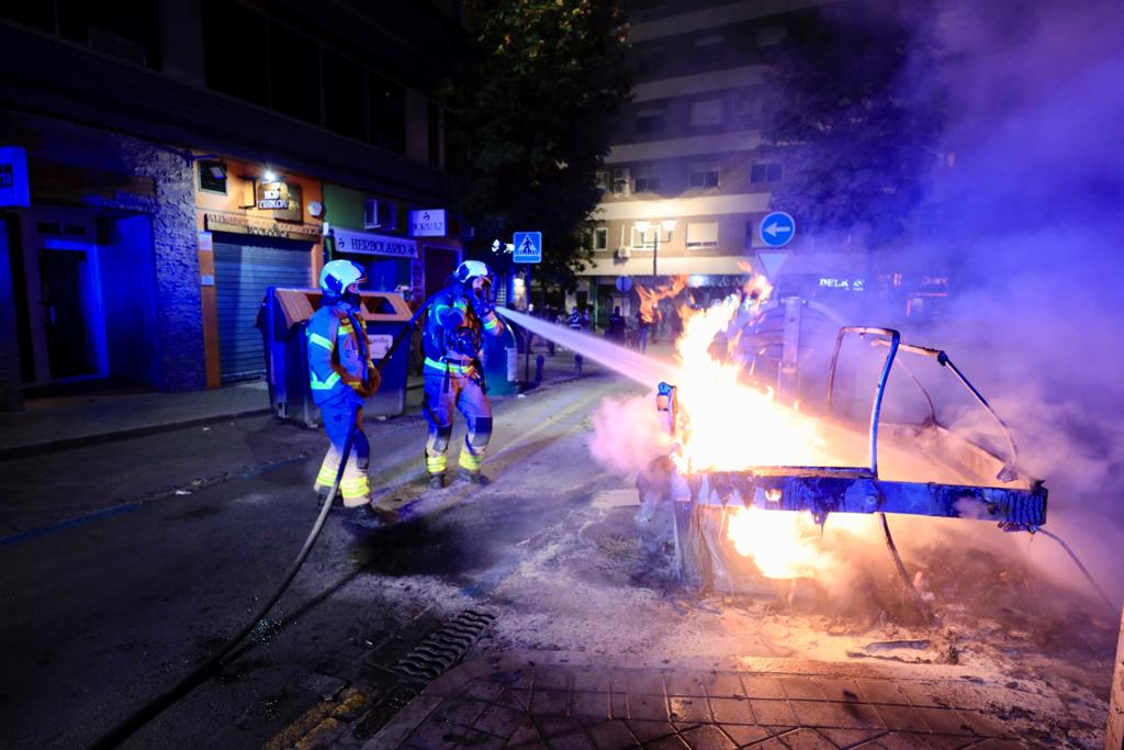 Entre las diez de la noche y las tres de la madrugada la Policía Local y los Bomberos tuvieron que intervenir en varios puntos de la capital