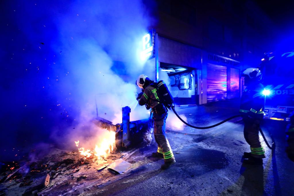 Entre las diez de la noche y las tres de la madrugada la Policía Local y los Bomberos tuvieron que intervenir en varios puntos de la capital