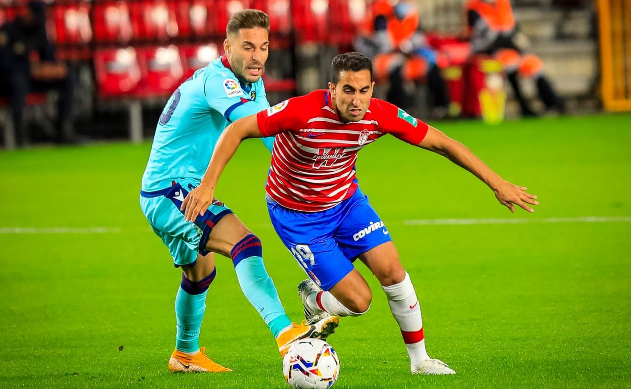 Montoro intenta dejar atrás a Rochina en una jugada de ataque del Granada. 