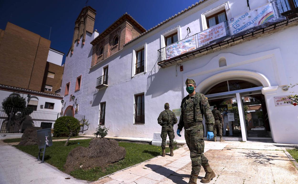 La Legión visitó en marzo la residencia de San Luis de Motril.