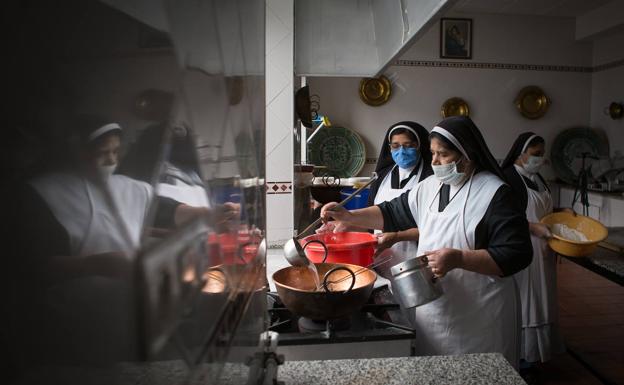 Las religiosas nunca se quitan las mascarillas pese a su 'aislamiento'. 