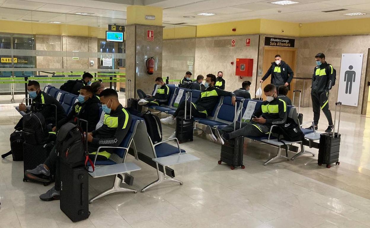 Los futbolistas del Granada citados hacen tiempo en el aeropuerto de la ciudad. 