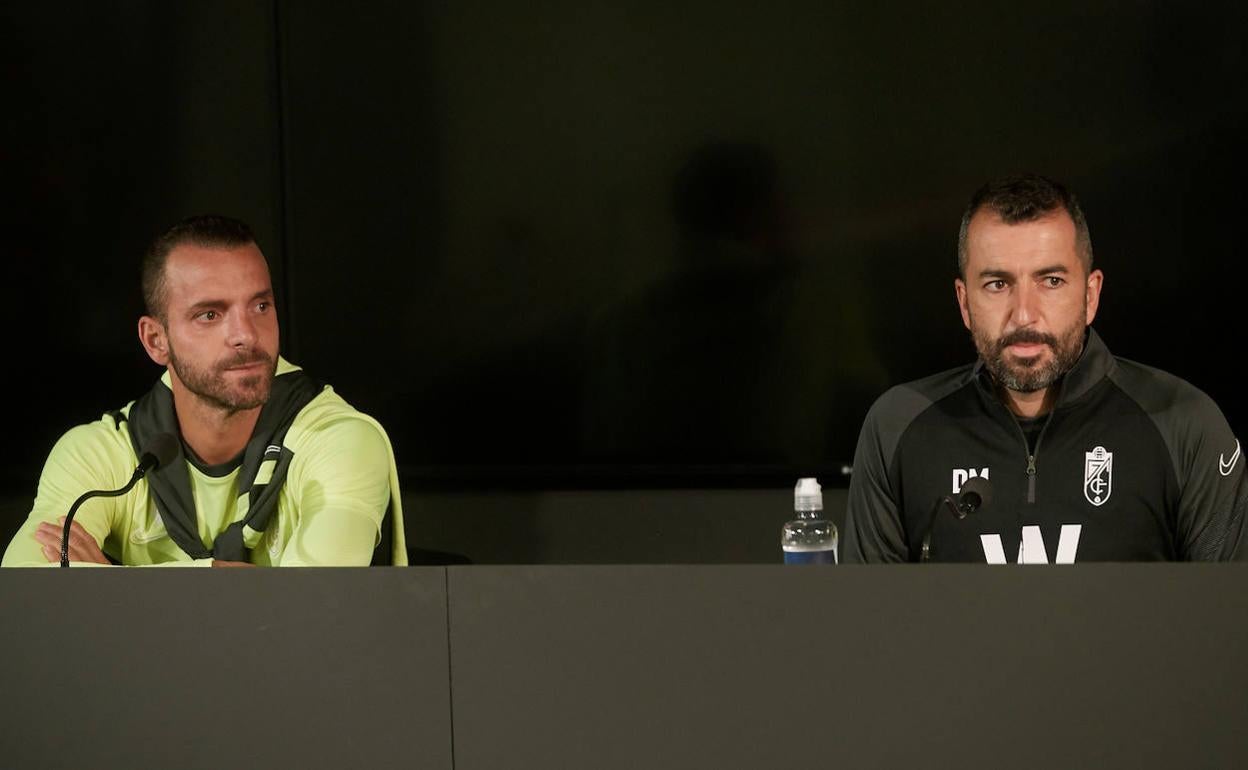 Roberto Soldado, junto a Diego Martínez en la rueda de prensa de Malmö. 