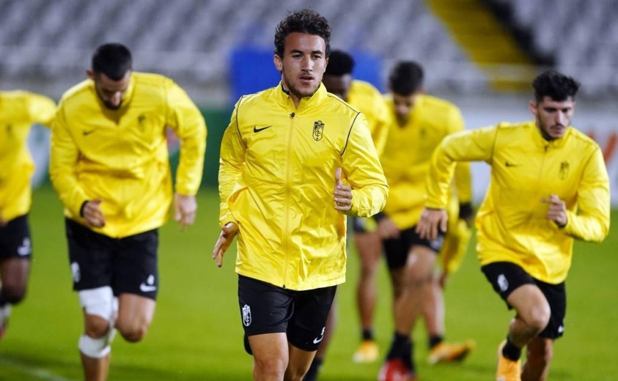 Luis Milla inicia una carrera durante el entrenamiento en Nicosia. 