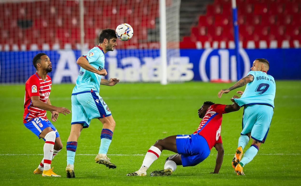 Los futbolistas del Granada y el Levante luchan en un instante de la segunda mitad. 