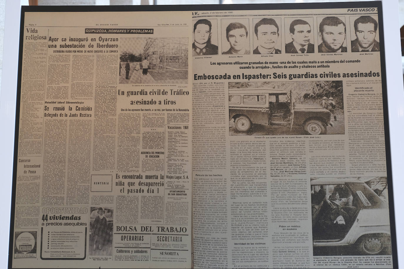 Distintas portadas y noticias que ilustran los paneles, de dos metros de altura, de la exposición de la Real Casa de Correos de Madrid.