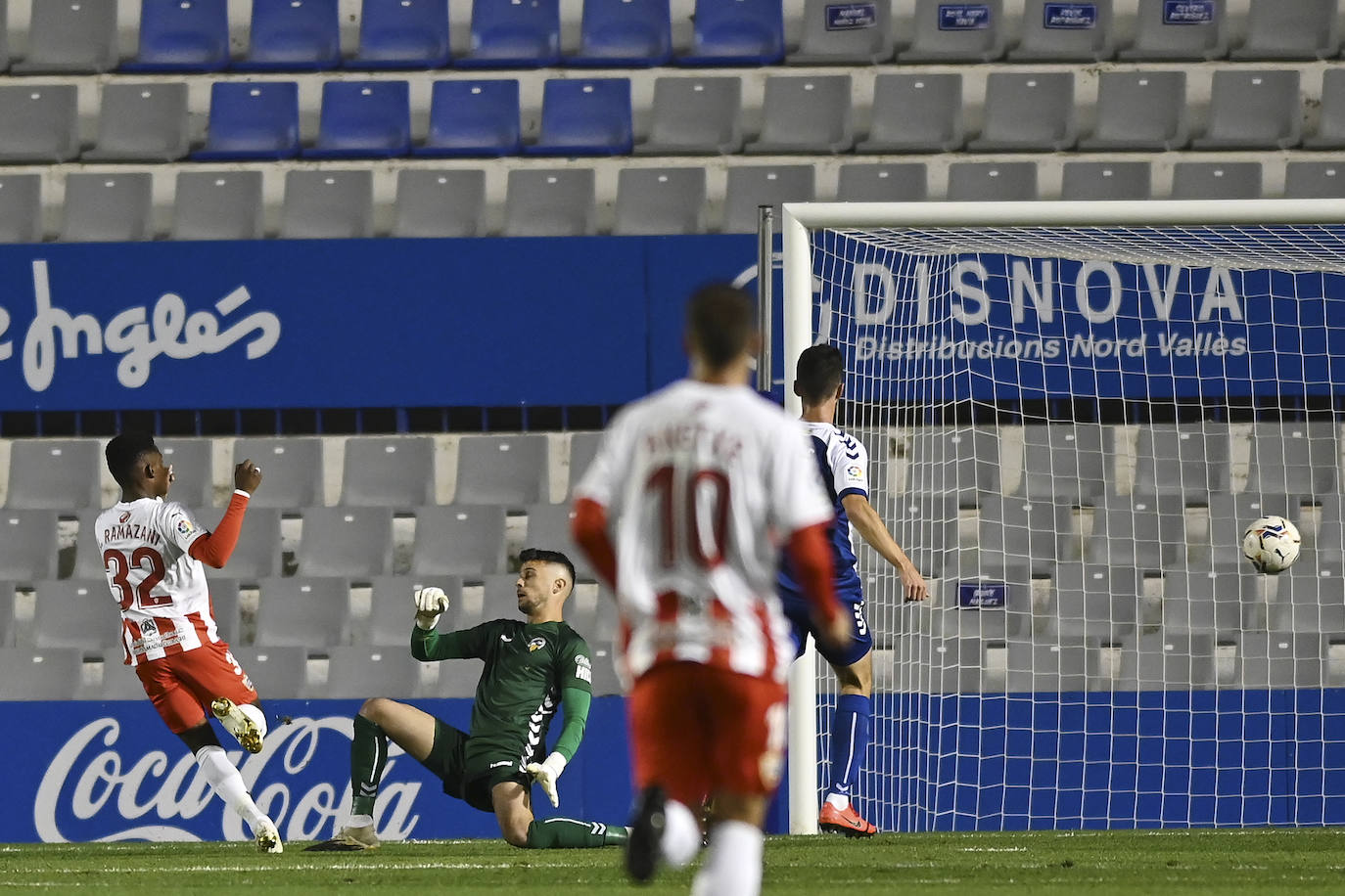 Los jugadores del Almería celebran el gol de la victoria.