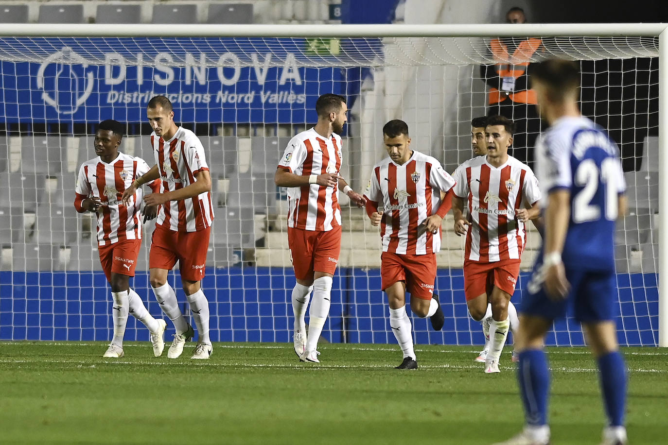 Los jugadores del Almería celebran el gol de la victoria.