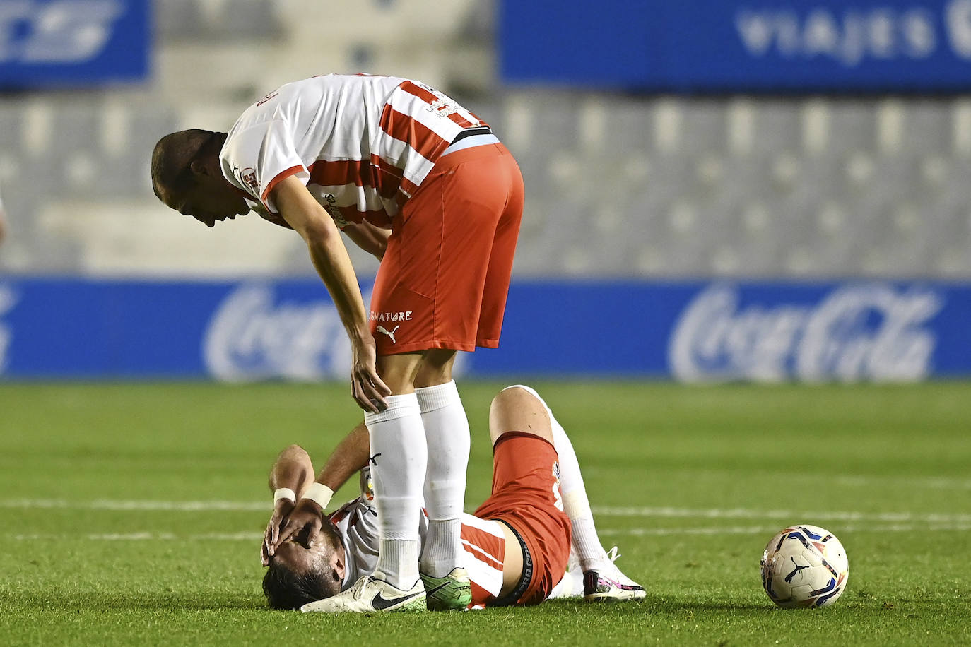 Los jugadores del Almería celebran el gol de la victoria.