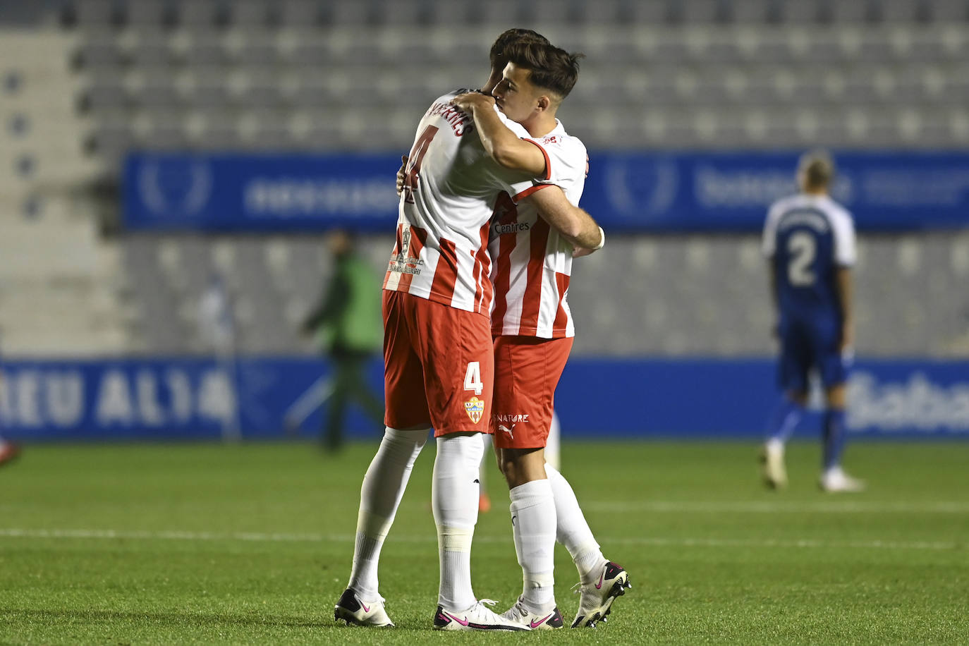 Los jugadores del Almería celebran el gol de la victoria.