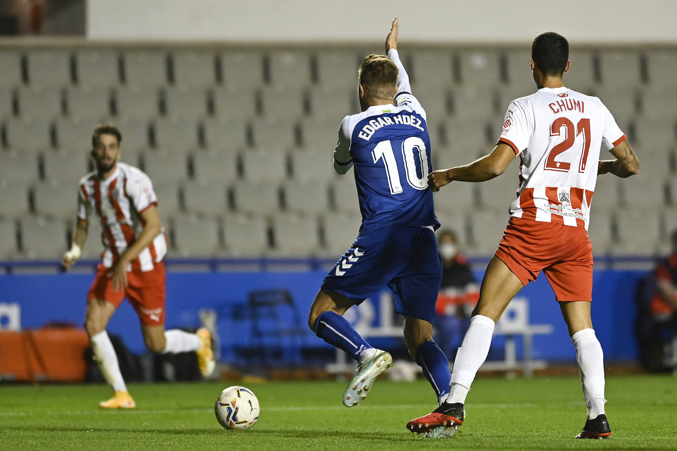 Los jugadores del Almería celebran el gol de la victoria.