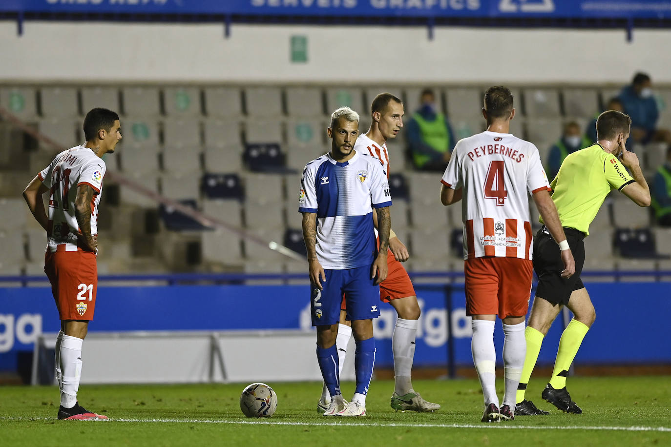 Los jugadores del Almería celebran el gol de la victoria.