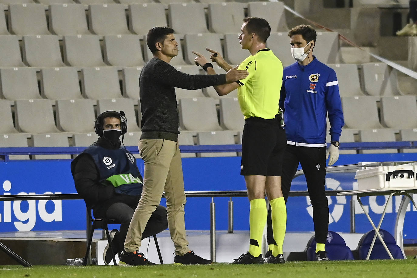 Los jugadores del Almería celebran el gol de la victoria.