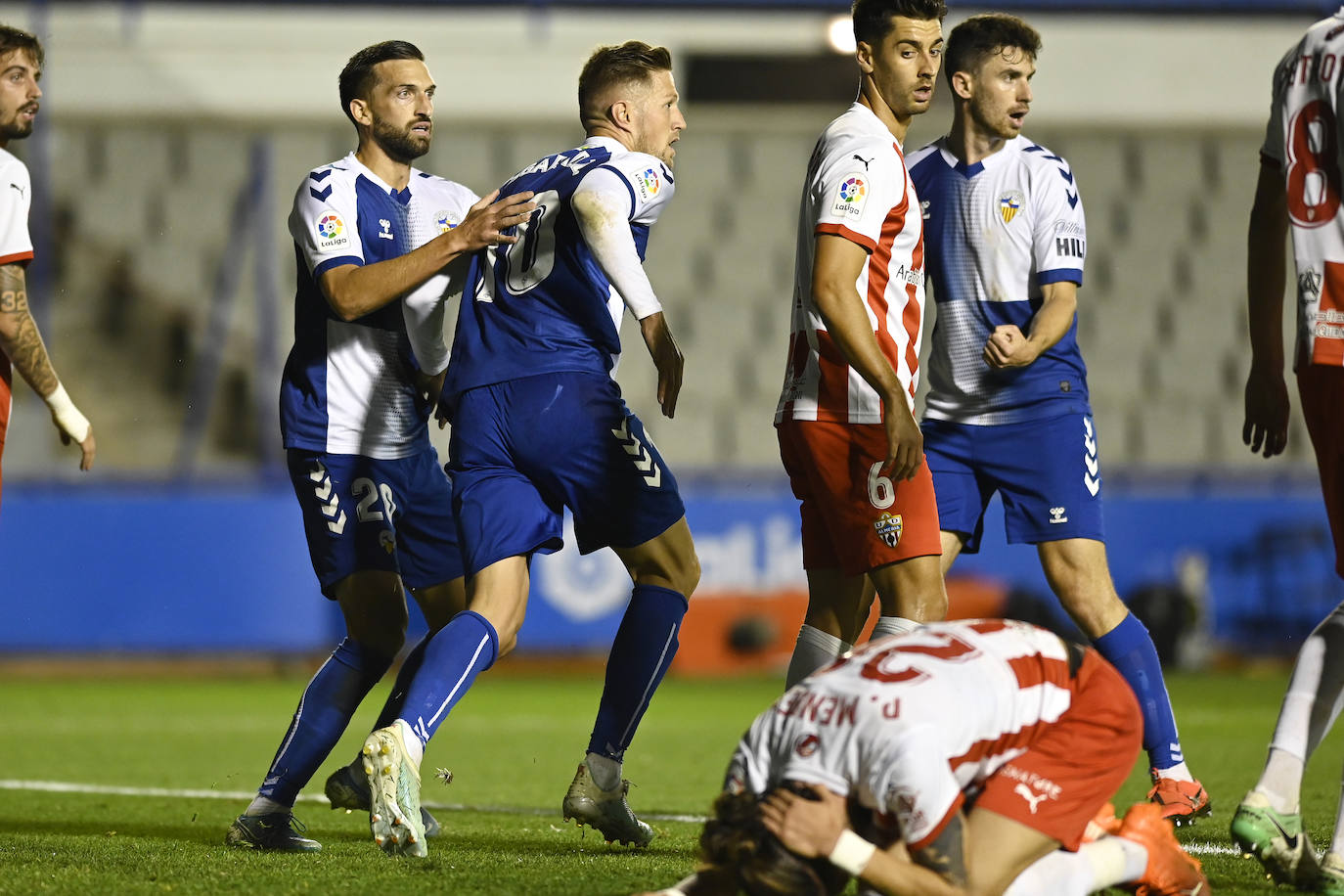 Los jugadores del Almería celebran el gol de la victoria.