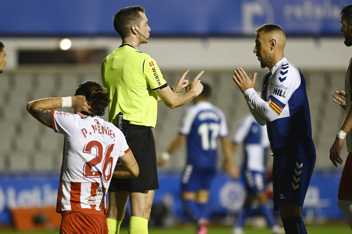 Los jugadores del Almería celebran el gol de la victoria.