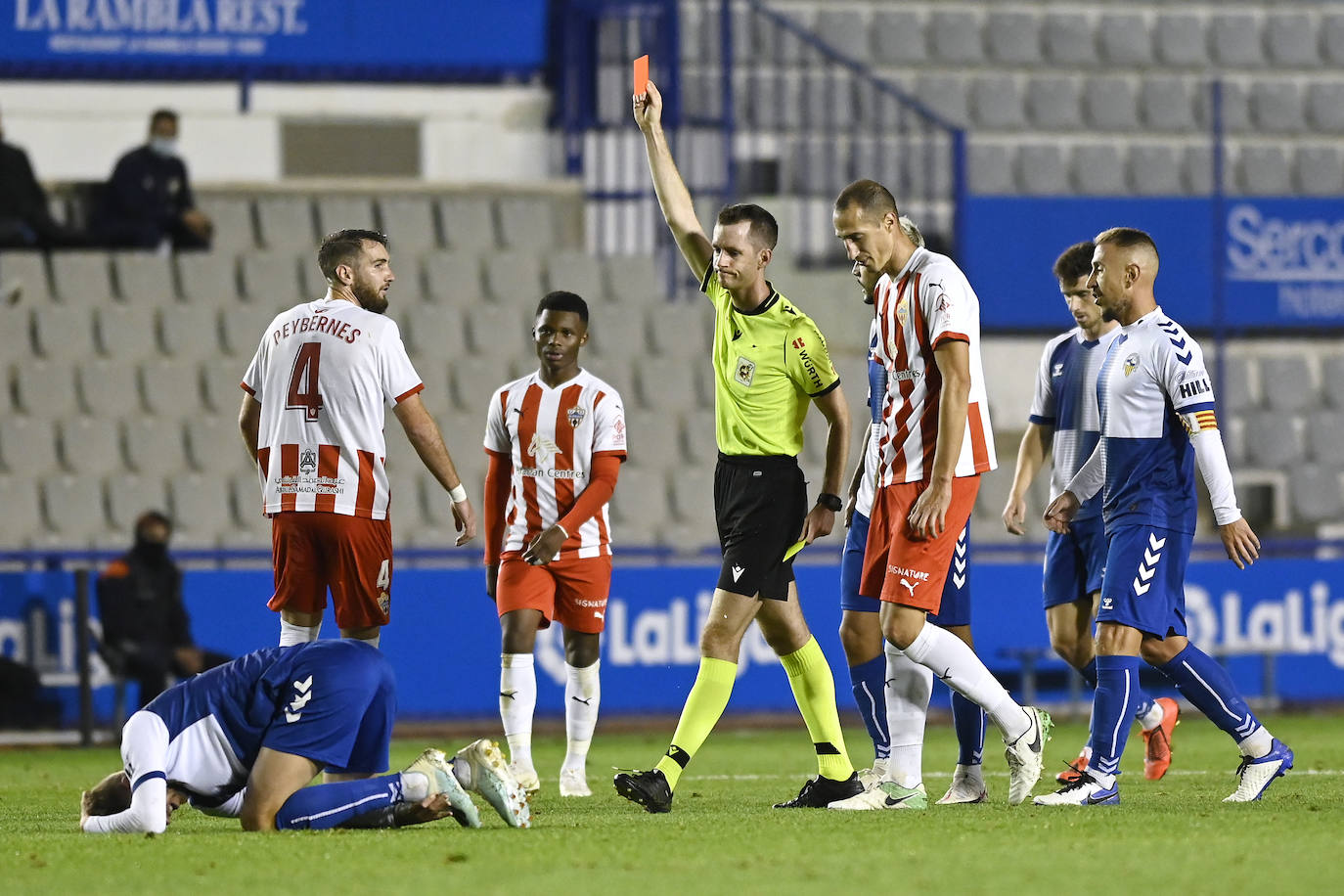 Los jugadores del Almería celebran el gol de la victoria.