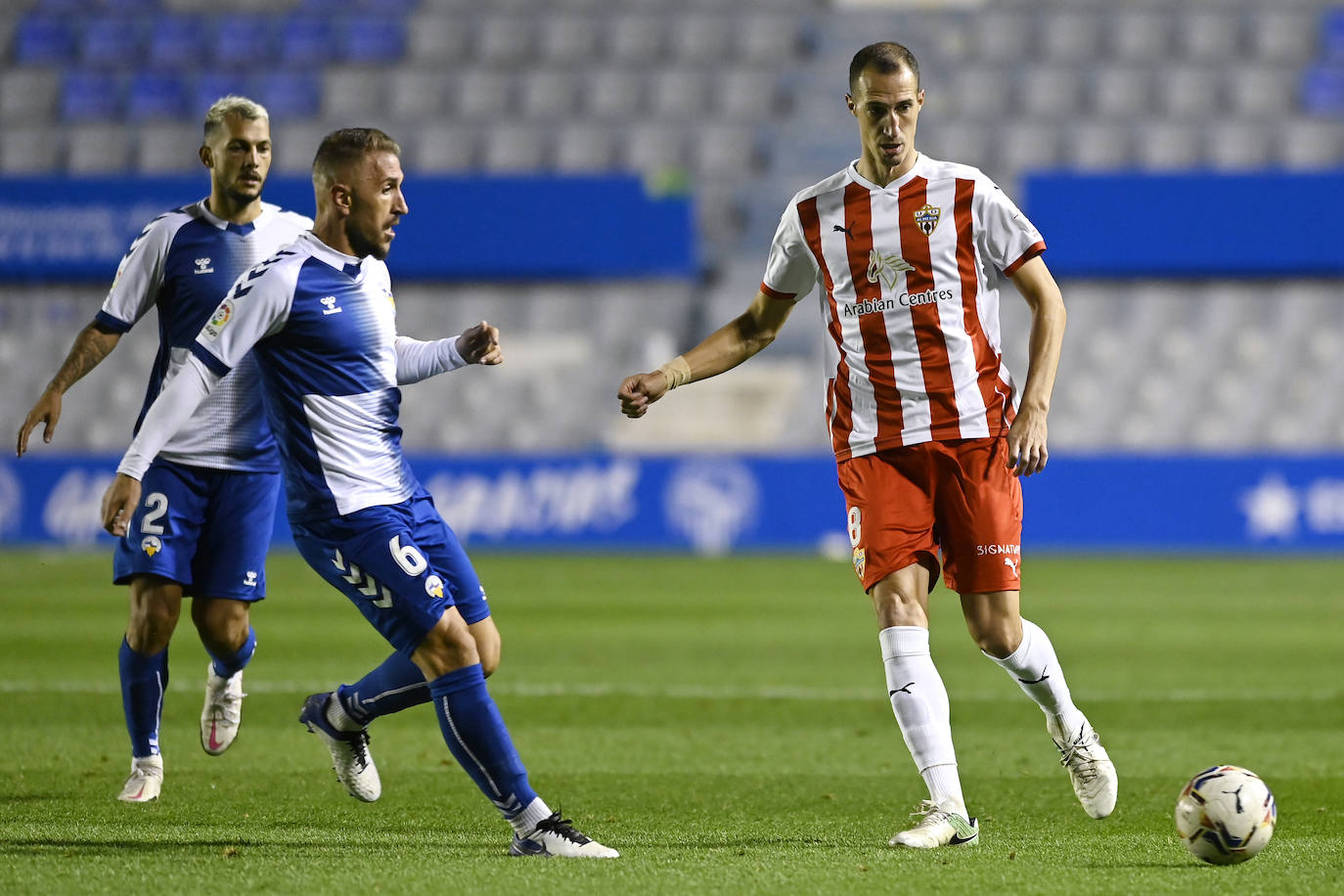 Los jugadores del Almería celebran el gol de la victoria.