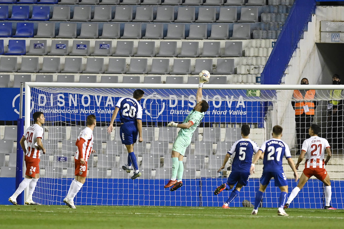 Los jugadores del Almería celebran el gol de la victoria.