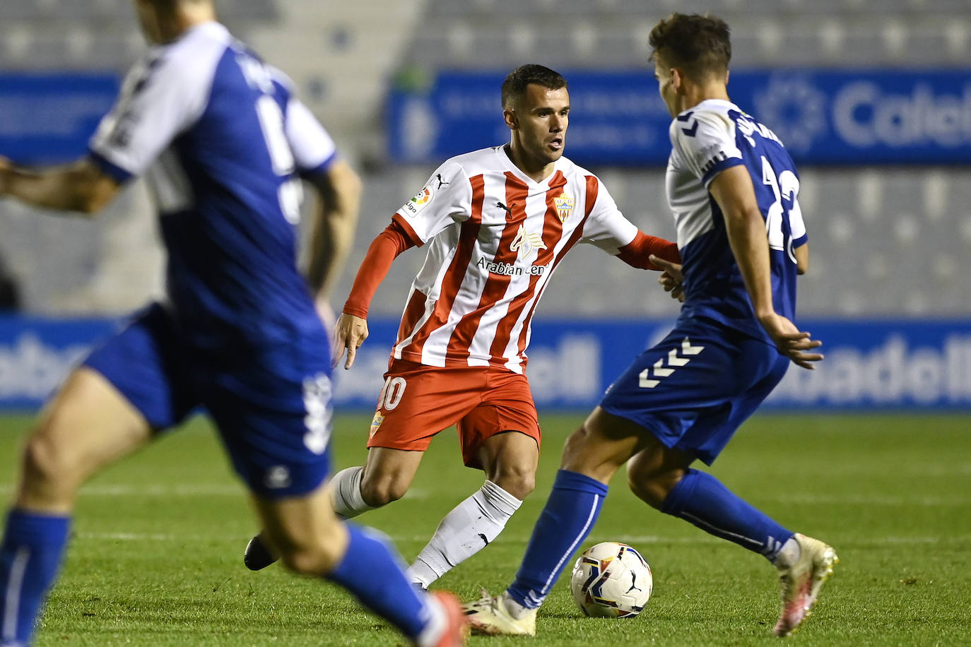 Los jugadores del Almería celebran el gol de la victoria.