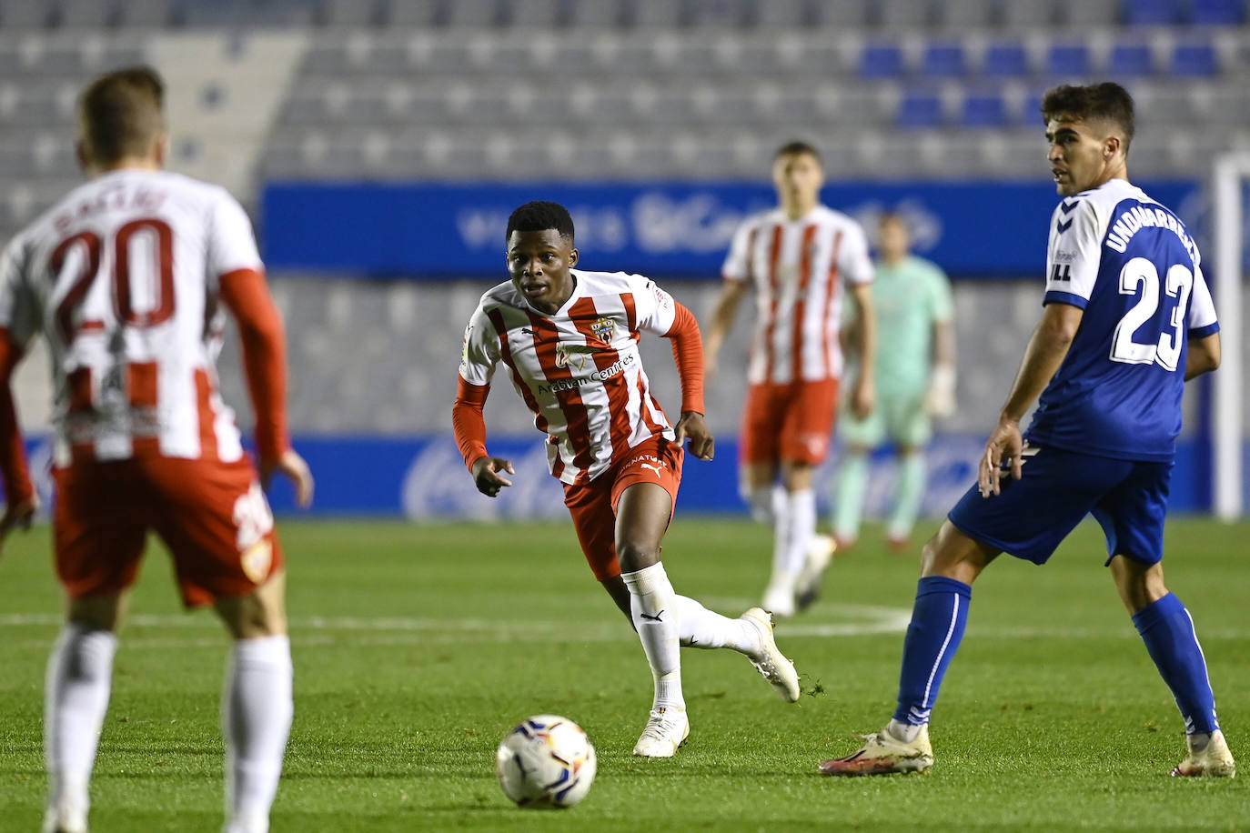 Los jugadores del Almería celebran el gol de la victoria.