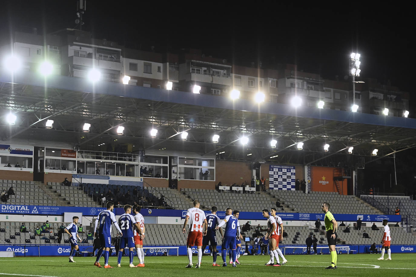 Los jugadores del Almería celebran el gol de la victoria.