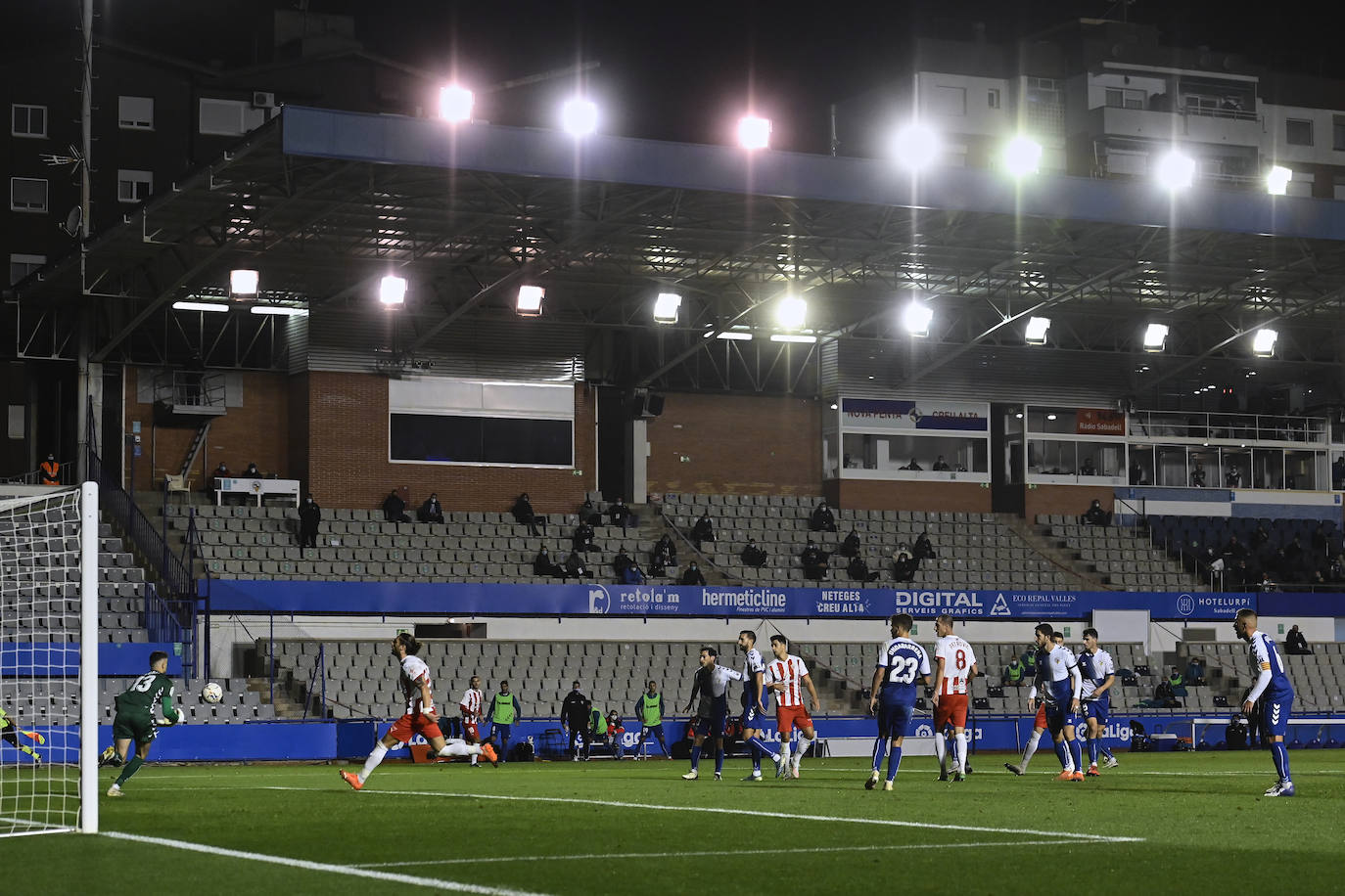 Los jugadores del Almería celebran el gol de la victoria.
