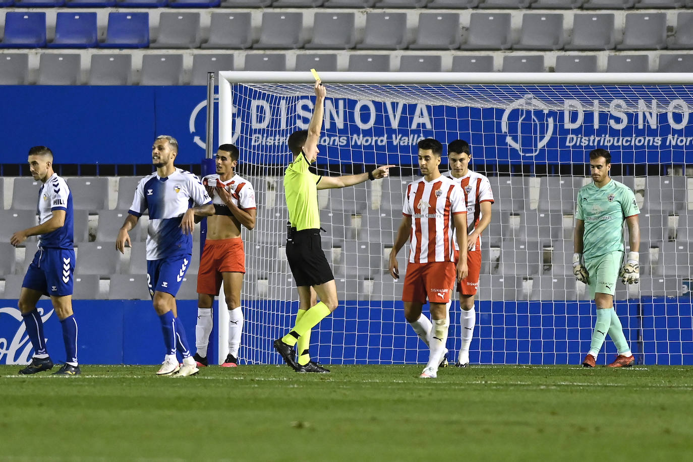 Los jugadores del Almería celebran el gol de la victoria.