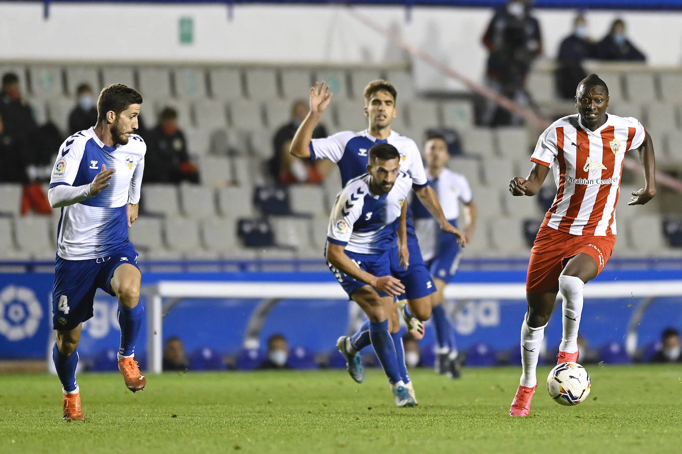 Los jugadores del Almería celebran el gol de la victoria.