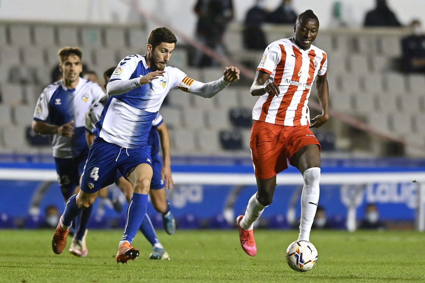 Los jugadores del Almería celebran el gol de la victoria.