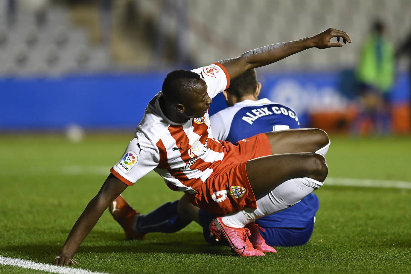 Los jugadores del Almería celebran el gol de la victoria.